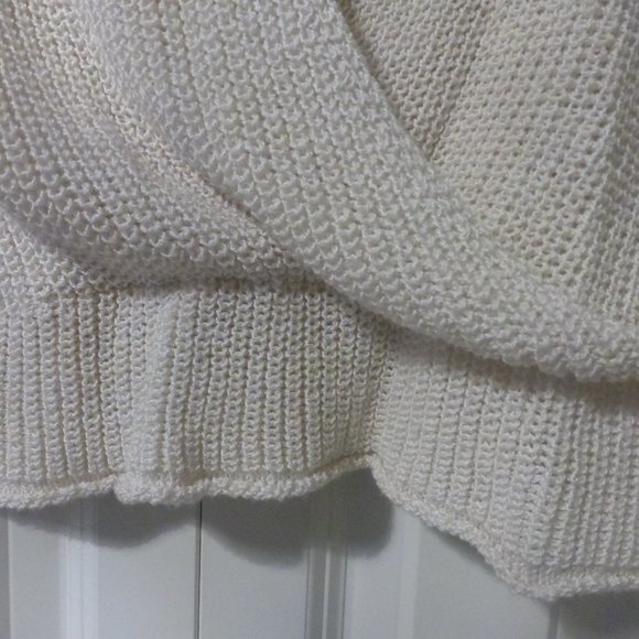 FOREVER 21 cream white long sleeve deep v-neck sweater - Picture 3 of 9